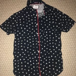 Button down shirt sleeve shirt